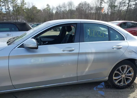 2015 Mercedes-Benz C 300 4Matic/Luxury 4Matic/Sport 4Matic z USA, uszkodzony, nr VIN 55SWF4KBXFU077028